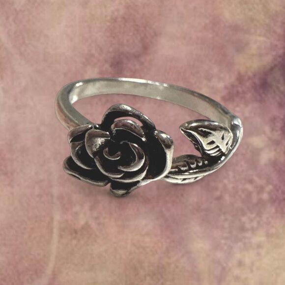 Source Unknown Jewelry - ethereal rose ring🐰🌹 size 7